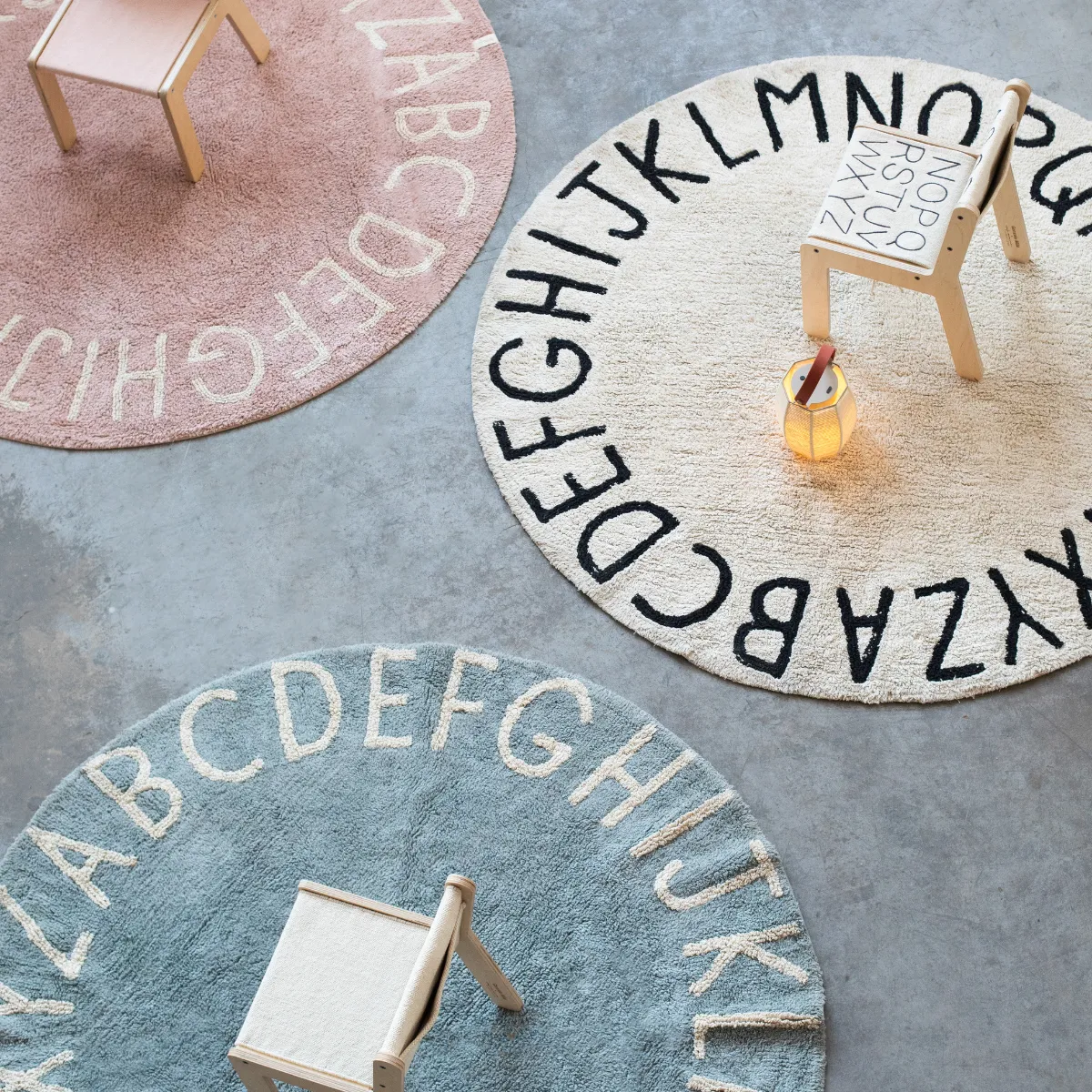 okrągły dywan dziecięcy bawełniany z alfabetem